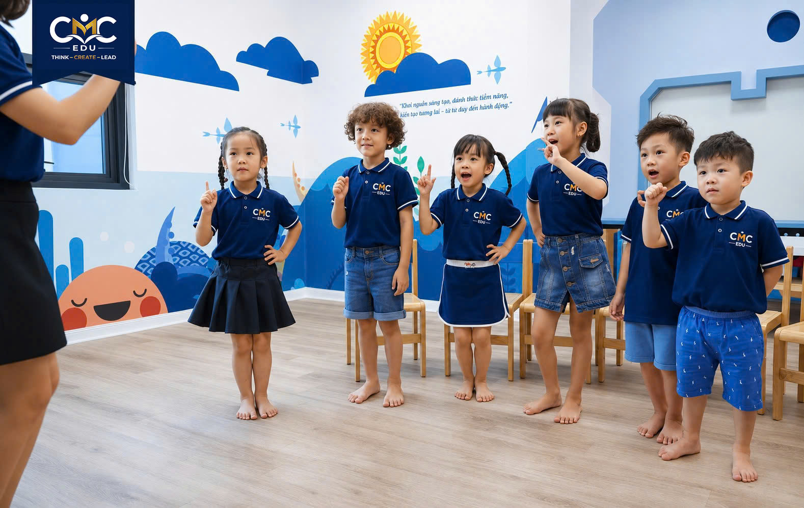 Học sinh CMC giơ tay hăng hái trong lớp học đầy màu sắc